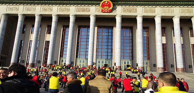 資源20周年慶之一:人民大會堂門口興高采烈的資源家人