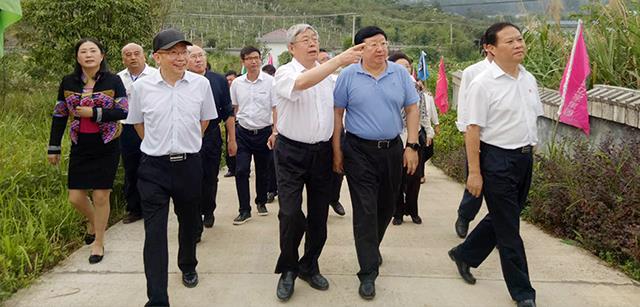國務院扶貧開發辦主任劉永富深入北京資源集團湘西黑豬產業園調研產業扶貧
